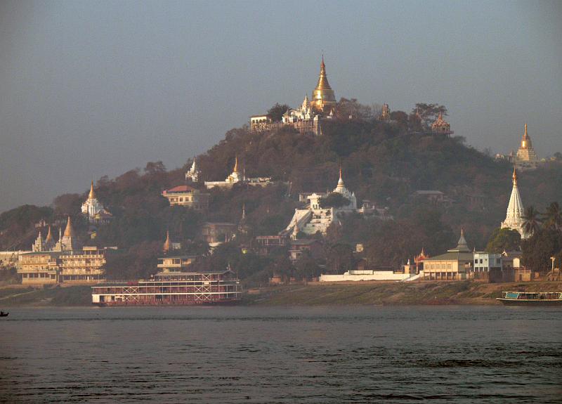 Burma III-089-Seib-2014.jpg - The hills of Sagaing near Mandalay, view from Ayeyarwaddy River (Photo by Roland Seib)